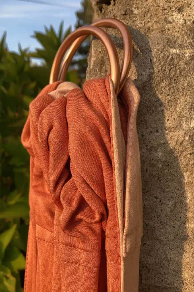 la-petite-echarpe-sans-noeud-nude-caramel-reversible (6).webp