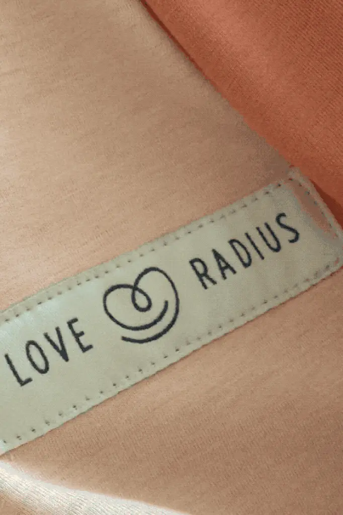 la-petite-echarpe-sans-noeud-nude-caramel-reversible (7).webp