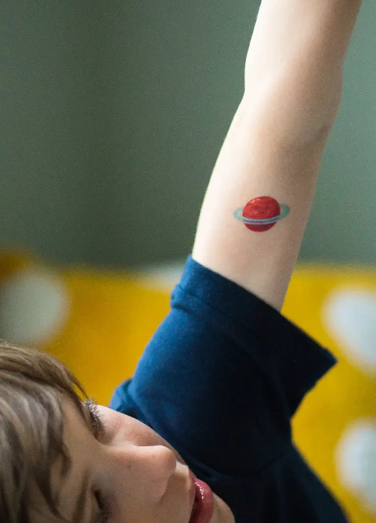 tatouage-enfant-mondes-intergalactiques-110317-3.webp