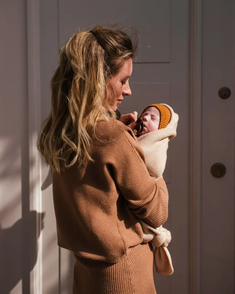 COCOON OAT-HUGGING BABY-2 kopie.webp