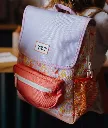 sac-a-dos-colore-enfants-imprime-fleurs-format-carre-hello-hossy.webp