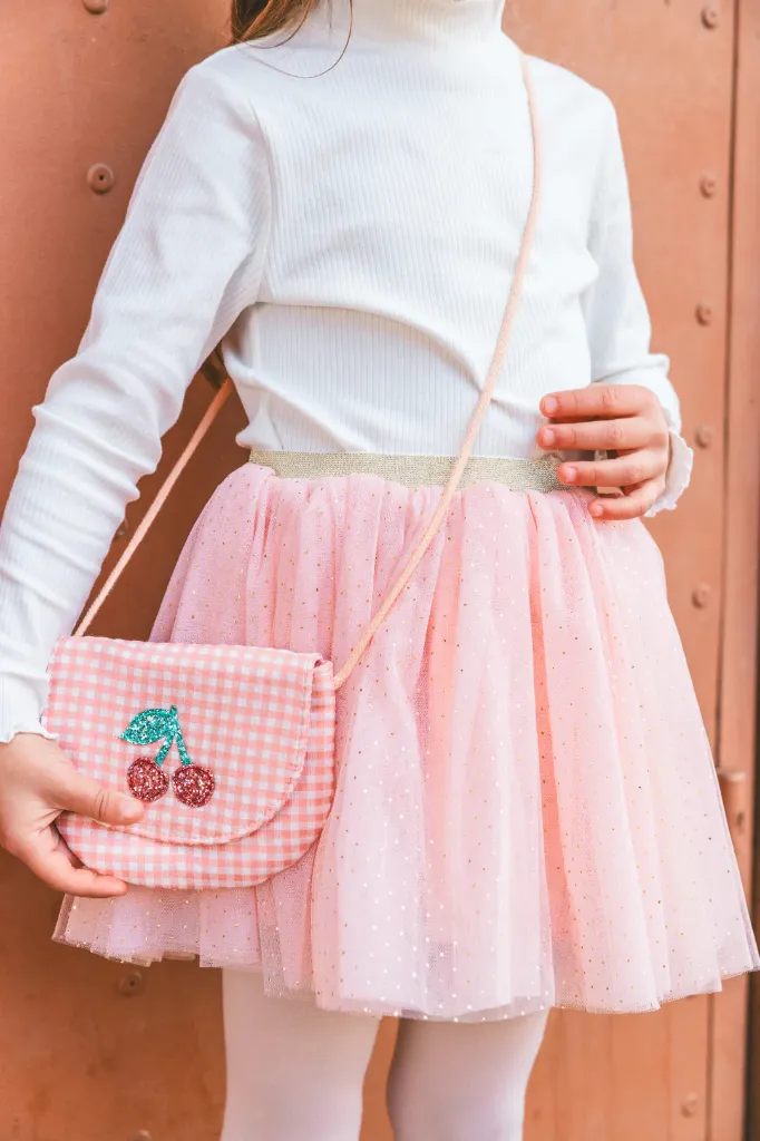 sac-a-main-brode-enfant-cerise-rose-luciole-et-petit-pois-4_1080x.webp