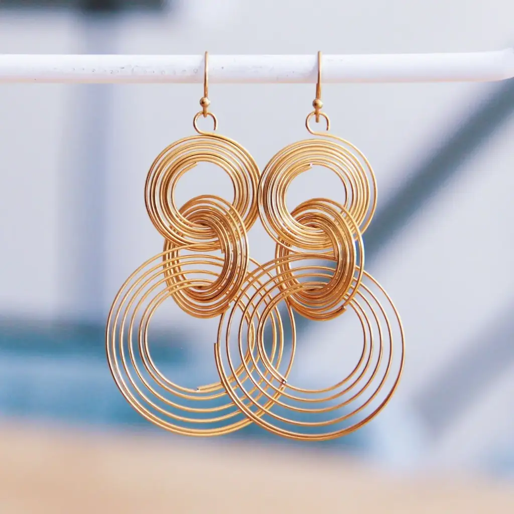 Boucles d'oreilles tendance en acier inoxydable avec anneaux torsadés doré - Bazou