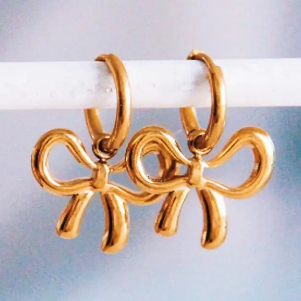 Boucles d'oreilles créoles en acier inoxydable avec nœud doré - Bazou