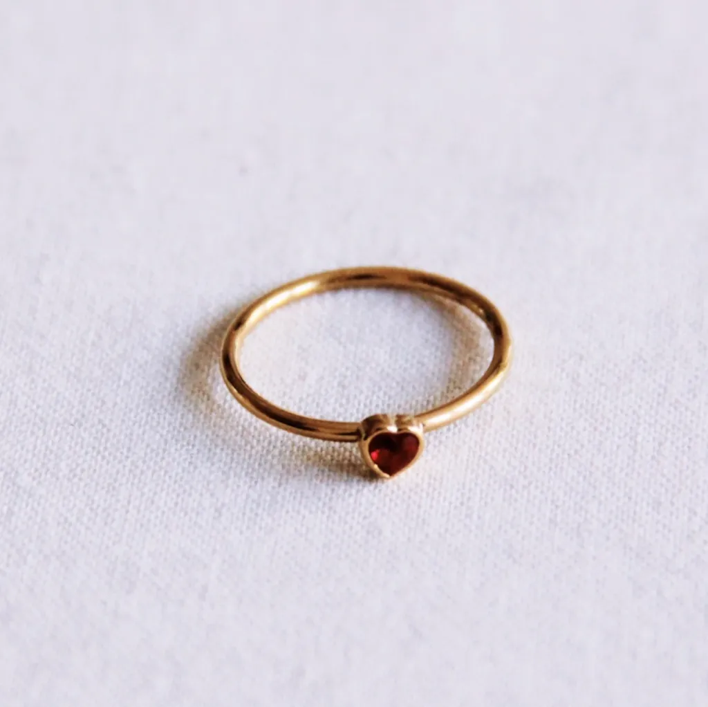 Bague minimaliste avec cœur en cristal rouge - Bazou