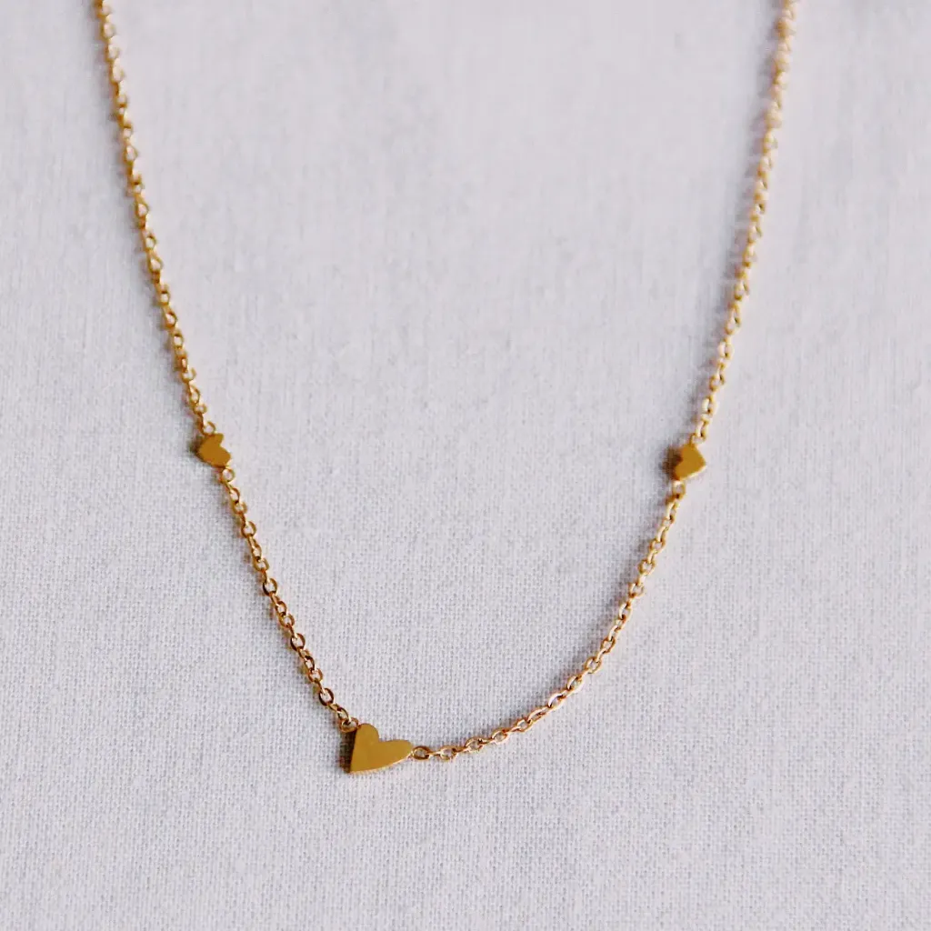 Fijne ketting van roestvrij staal met 3 mini-hartjes goudkleurig - Bazou