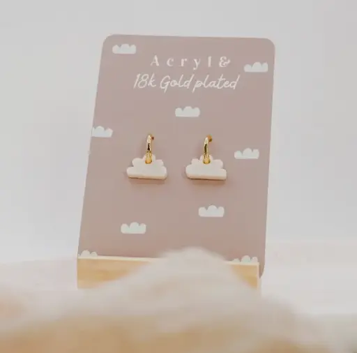 Boucles d'oreilles créole en forme de nuage blanc en plaqué or 18 carats - Tilda & Theo
